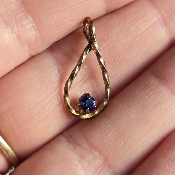 Vintage pendant blue gem gold tone Teardrop shaped dainty small - Picture 2 of 8